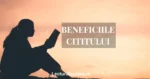 Siluetă fată citind o carte la apus, reprezentând beneficiile cititului pentru sănătatea mintală și relaxare.